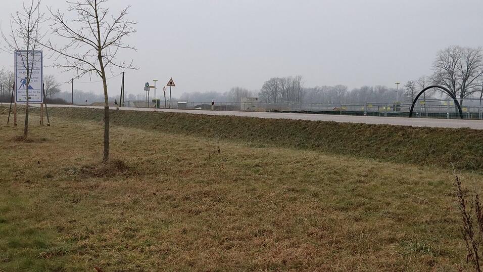 Auf der anderen Stra&szlig;enseite wird tats&auml;chlich gebaut. Hinter dem Bauzaun ragt eine schwarze Leitung aus dem Boden.