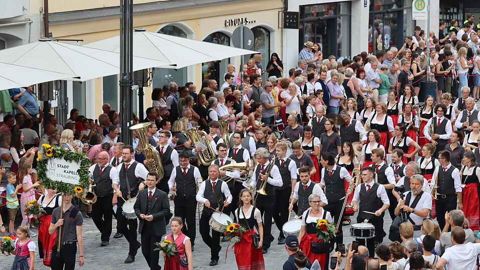 Den Festzug vom Stadtplatz aus anzusehen, hat bei vielen Straubingern Tradition. Den Festzug vom Stadtplatz aus anzusehen, hat bei vielen Straubingern Tradition.