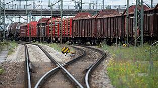 Der 20-J&auml;hrige war von einem Br&uuml;ckengel&auml;nder auf das Zugdach gesprungen. (Symbolbild)