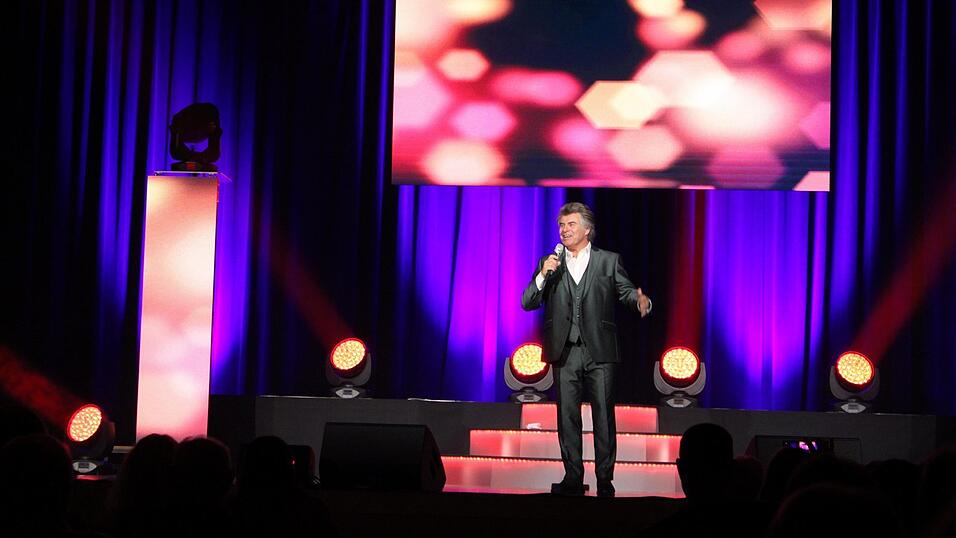 Gastgeber Andy Borg f&uuml;hrt durch das fast vierst&uuml;ndige Programm.