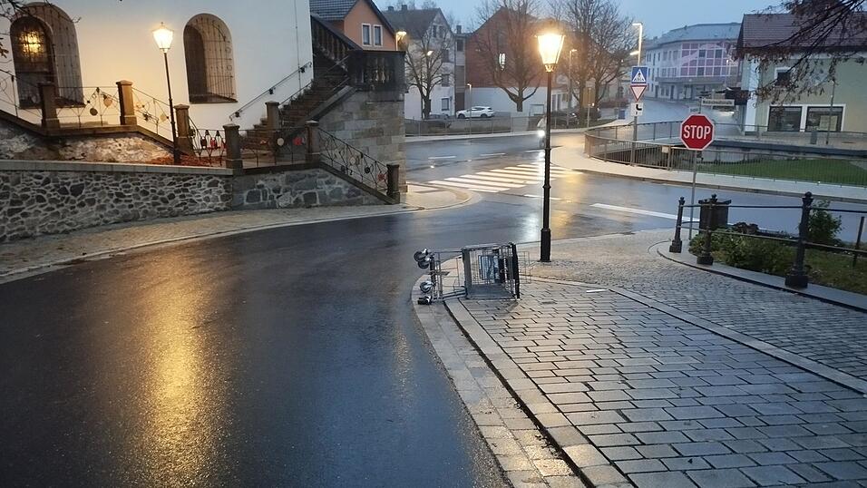 Bei Dunkelheit und im Begegnungsverkehr hätte es leicht dazu kommen können, dass ein Zusammenstoß verursacht wird oder die schweren Einkaufswagen zum Geschoss werden.
