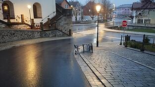 Bei Dunkelheit und im Begegnungsverkehr hätte es leicht dazu kommen können, dass ein Zusammenstoß verursacht wird oder die schweren Einkaufswagen zum Geschoss werden.