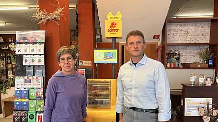 Eduard Schlecht mit Mitarbeiterin Regina Steinbauer. Die Regale im Hintergrund leeren sich.