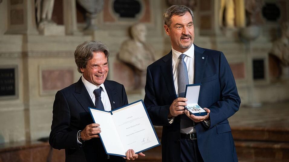 Michael Käfer (l.) ist auch Träger des bayerischen Verdienstordens. Bekommen hat er ihn von Ministerpräsident Markus Söder. (Archivbild) Michael Käfer (l.) ist auch Träger des bayerischen Verdienstordens. Bekommen hat er ihn von Ministerpräsident Markus Söder. (Archivbild)