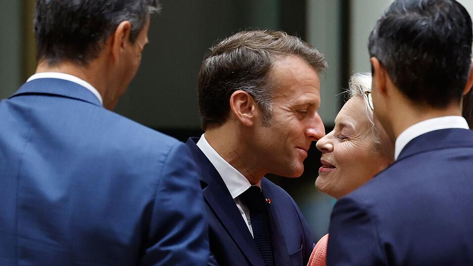 Macron steht an der Seite des Kanzlers. Macron steht an der Seite des Kanzlers.