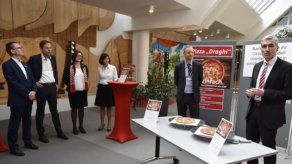 Am unsinnigen Donnerstag stellte die Sparkasse Niederbayern-Mitte ihr neues 'Geschäftsmodell' vor: Die Pizza 'Draghi' Am unsinnigen Donnerstag stellte die Sparkasse Niederbayern-Mitte ihr neues 'Geschäftsmodell' vor: Die Pizza 'Draghi'