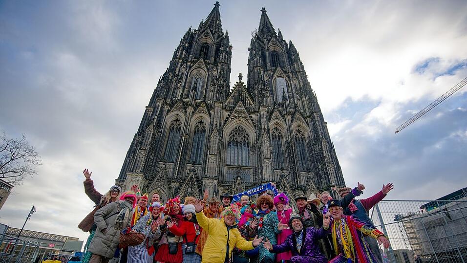 Der Kölner Karneval zieht auch viele Besucher aus dem Ausland an - hier eine Gruppe von Niederländern.