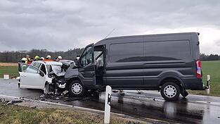 Ein Pkw und ein Transporter stießen bei Haunkenzell (Gemeinde Rattiszell) frontal zusammen. 