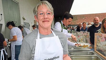 Geduldig standen die Besucher beim Erd&auml;pflfest um diese Kartoffelschmankerl an.