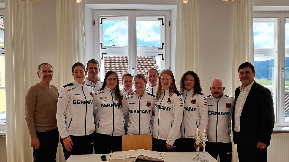 Das Damenteam des Deutschen Ringer-Bundes tr&auml;gt sich ins Goldene Buch der Marktgemeinde ein.