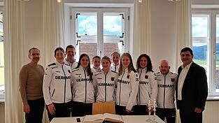 Das Damenteam des Deutschen Ringer-Bundes tr&auml;gt sich ins Goldene Buch der Marktgemeinde ein.