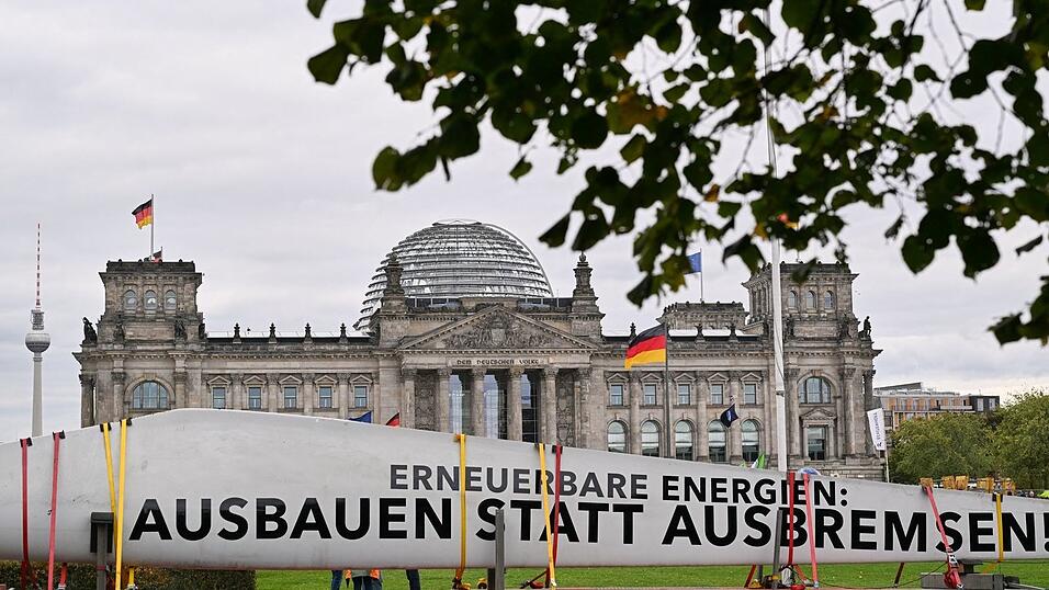 Unter dem Motto «Erneuerbare Energien: Ausbauen statt Ausbremsen» haben Unternehmen und Verbände der Erneuerbaren-Branche im Berliner Regierungsviertel demonstriert. Unter dem Motto «Erneuerbare Energien: Ausbauen statt Ausbremsen» haben Unternehmen und Verbände der Erneuerbaren-Branche im Berliner Regierungsviertel demonstriert.