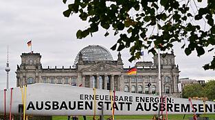 Unter dem Motto &laquo;Erneuerbare Energien: Ausbauen statt Ausbremsen&raquo; haben Unternehmen und Verb&auml;nde der Erneuerbaren-Branche im Berliner Regierungsviertel demonstriert.