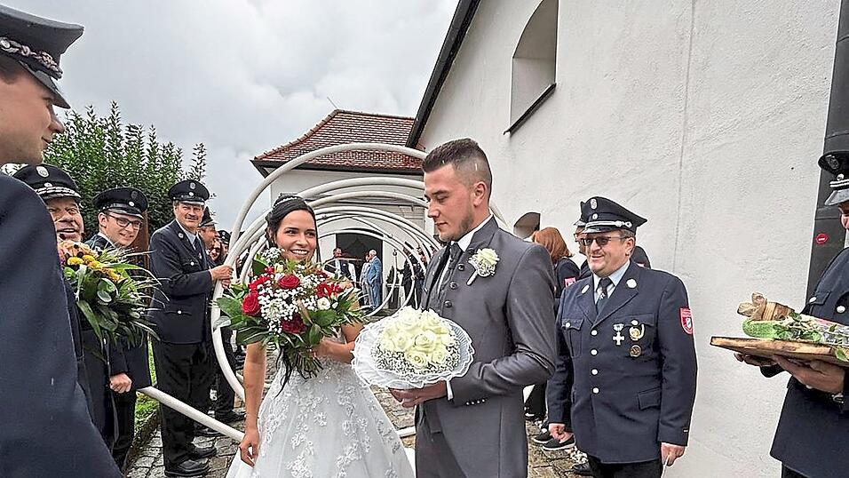Nach dem Gottesdienst erwartet das Paar ein langes Hochzeitsspalier.