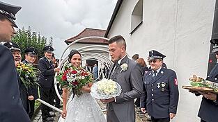 Nach dem Gottesdienst erwartet das Paar ein langes Hochzeitsspalier.