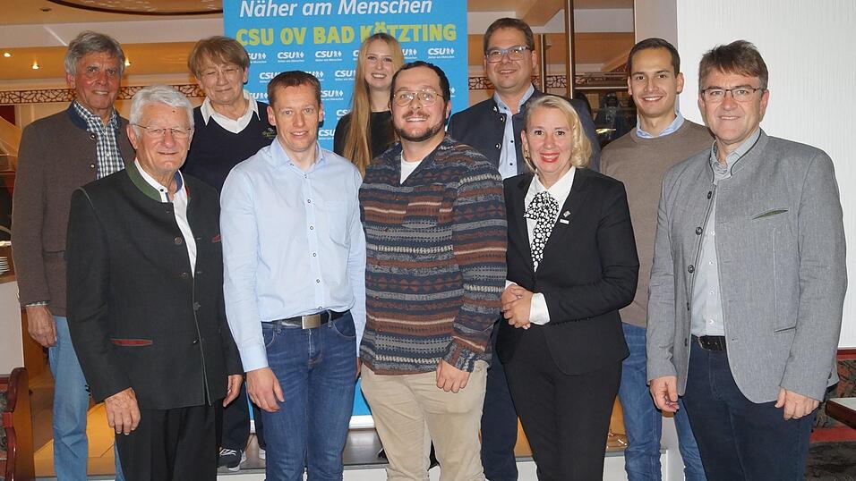 Das neu gew&auml;hlte Gremium des CSU-Ortsverbandes Bad K&ouml;tzting mit Landratskandidat Michael Multerer, CSU-Ehrenvorsitzendem Theo Zellner, JU-Kreisvorstand Jonas Strasser und den Bereichsvorsitzenden Carola H&ouml;cherl-Neubauer und Matthias Wollinger. Manfred Duschinger (vorne, 2.v.l.) f&uuml;hrt k&uuml;nftig den Ortsverband, Stellvertreter ist Matthias Miethaner (3.v.l.)