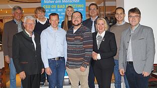 Das neu gewählte Gremium des CSU-Ortsverbandes Bad Kötzting mit Landratskandidat Michael Multerer, CSU-Ehrenvorsitzendem Theo Zellner, JU-Kreisvorstand Jonas Strasser und den Bereichsvorsitzenden Carola Höcherl-Neubauer und Matthias Wollinger. Manfred Duschinger (vorne, 2.v.l.) führt künftig den Ortsverband, Stellvertreter ist Matthias Miethaner (3.v.l.)