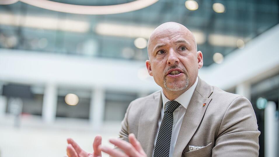 Der CSU-Politiker Hoffmann hat die Leitung der Unionsfraktion im Bundestag vorübergehend übernommen. (Archivfoto) Der CSU-Politiker Hoffmann hat die Leitung der Unionsfraktion im Bundestag vorübergehend übernommen. (Archivfoto)