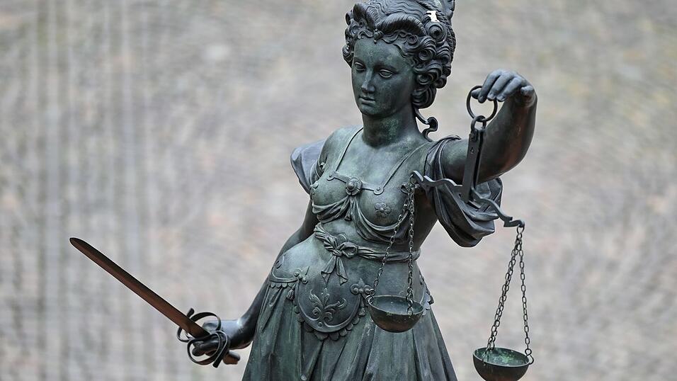 Eine Statue der Justitia h&auml;lt eine Waage und ein Schwert in der Hand.