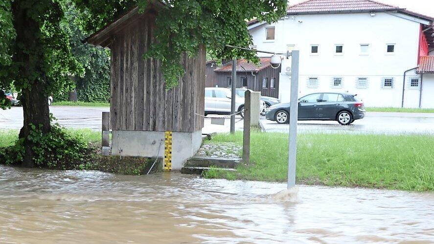 Der Pegel Mainburg, bevor die Abens über die Ufer trat und das Wasser auch bis ins Feuerwehrhaus (im Hintergrund) vordrang. Der Pegel Mainburg, bevor die Abens über die Ufer trat und das Wasser auch bis ins Feuerwehrhaus (im Hintergrund) vordrang.