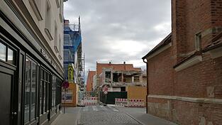 Zwei Seiten derselben Medaille: Die Rosengasse ist seit einer guten Woche nicht einmal mehr für Fußgänger und Radler durchlässig. Für Geschäfte in der Rosengasse ist das Maß voll. Sie hoffen jetzt auf diesen Samstag.