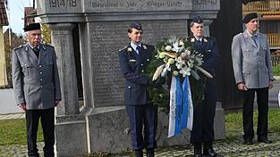 Zum Gedenken an die Verstorbenen und Vermissten Kriegsteilnehmer wurde ein Kranz niedergelegt.