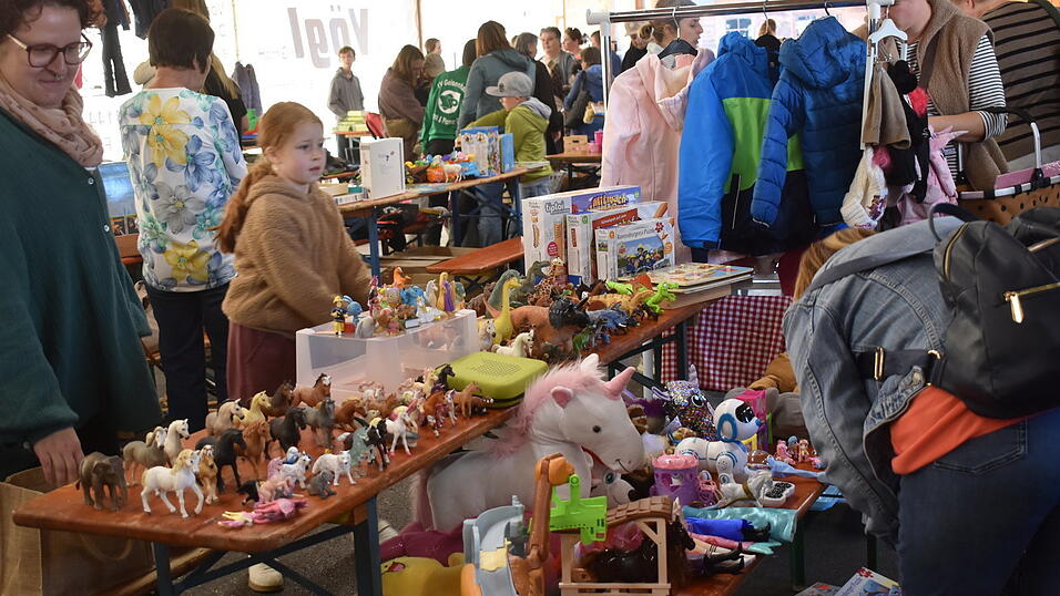 Neben der Kleidung f&uuml;r Herbst und Winter war vor allen Dingen Spielzeug aus den Kinderzimmern ger&auml;umt worden.