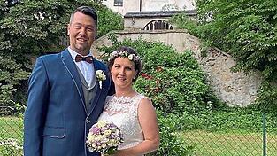 Daniela und Peter Schwank gaben sich im Garten von Schloss Thierlstein das Ja-Wort.