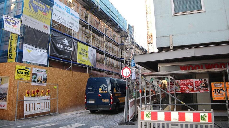 Baustelle hier, Baustelle da: Sowohl am Eckhaus zur Steinergasse als auch beim ehemaligen Woolworth wird an der Rosengasse gewerkelt.