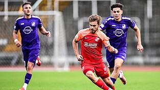 Die Dorfbuam um Brian Wagner (rot) holen durch ein 2:2 in letzter Minute ihren ersten Auswärtspunkt der Saison.