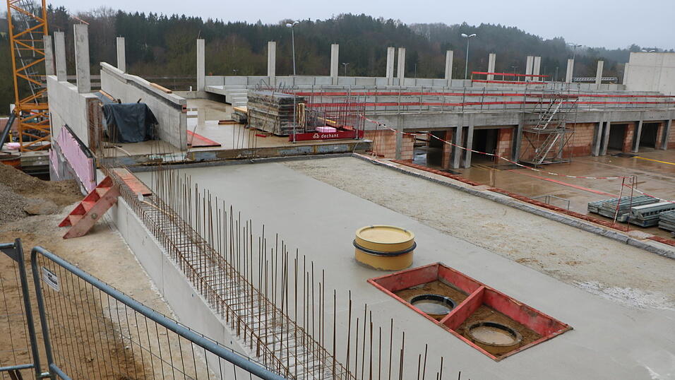 Gro&szlig;baustelle noch bis 2027 ist an der Mittelschule die Turnhalle. Mittlerweile eingehoben sind die Betonfertigteile der neuen S&uuml;dtrib&uuml;ne und der neue Eingangsbereich im Osten nimmt Formen an. Im Bauzeitenplan konnte wieder einiges aufgeholt werden, war in der Verbandsversammlung zu vernehmen.