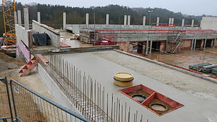 Großbaustelle noch bis 2027 ist an der Mittelschule die Turnhalle. Mittlerweile eingehoben sind die Betonfertigteile der neuen Südtribüne und der neue Eingangsbereich im Osten nimmt Formen an. Im Bauzeitenplan konnte wieder einiges aufgeholt werden, war in der Verbandsversammlung zu vernehmen. Großbaustelle noch bis 2027 ist an der Mittelschule die Turnhalle. Mittlerweile eingehoben sind die Betonfertigteile der neuen Südtribüne und der neue Eingangsbereich im Osten nimmt Formen an. Im Bauzeitenplan konnte wieder einiges aufgeholt werden, war in der Verbandsversammlung zu vernehmen.