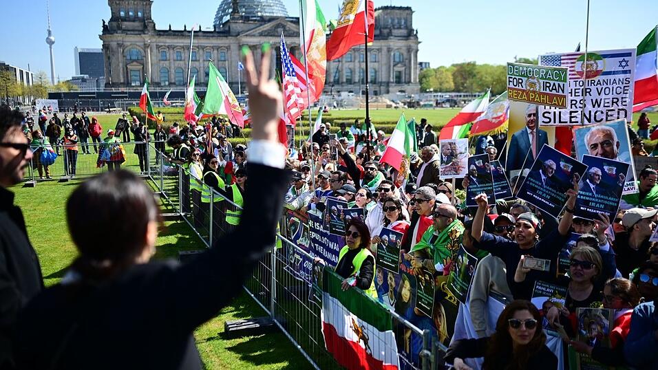 Pahlavis Unterst&uuml;tzer demonstrierten am Bundestag.