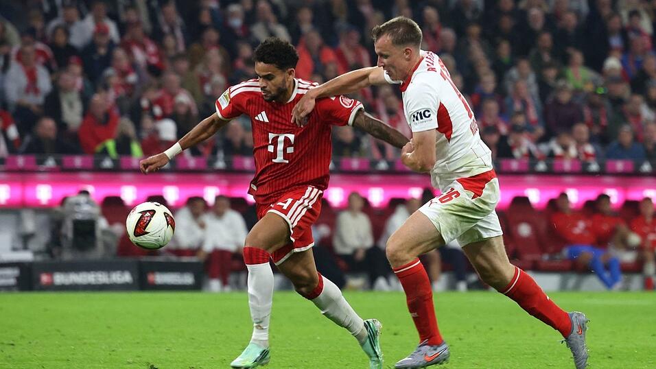 Gegen Bayerns Luis Diaz hatte Leipzigs Ex-Nationalspieler Lukas Klostermann keine Chance. Gegen Bayerns Luis Diaz hatte Leipzigs Ex-Nationalspieler Lukas Klostermann keine Chance.