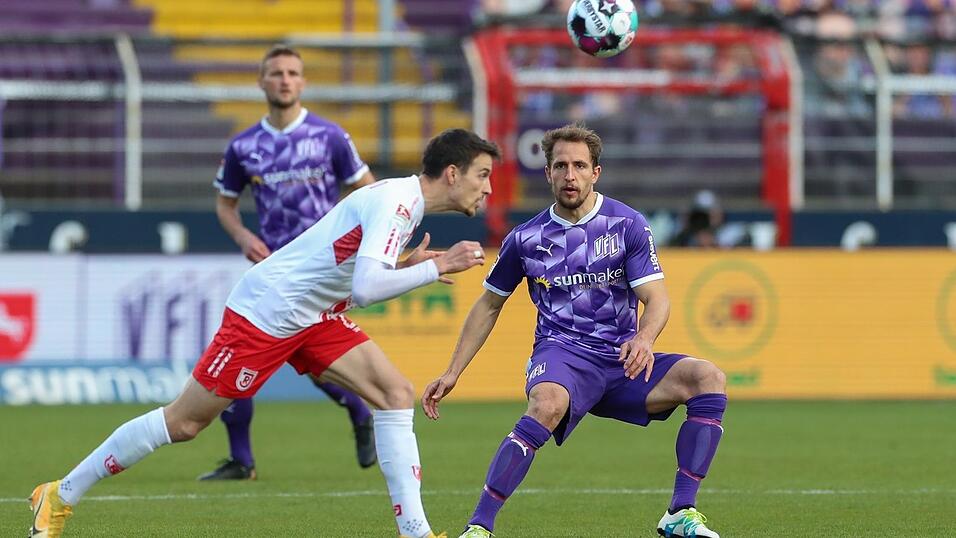 Sebastian Stolze (l) kehrt zum SSV Jahn zurück.