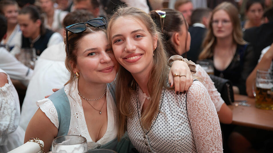 Die Partybilder vom Montag, 11. August, aus dem Festzelt Wenisch. Die Partybilder vom Montag, 11. August, aus dem Festzelt Wenisch.