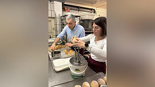 Landrat Ronny Raith und Ramona Laumer beim Herstellen der neuen Krapfenvariante. Landrat Ronny Raith und Ramona Laumer beim Herstellen der neuen Krapfenvariante.