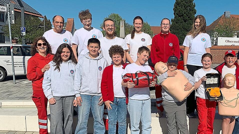 Die Gruppe beim Erste-Hilfe-Kurs zusammen mit dem Ausbilder des Roten Kreuzes
