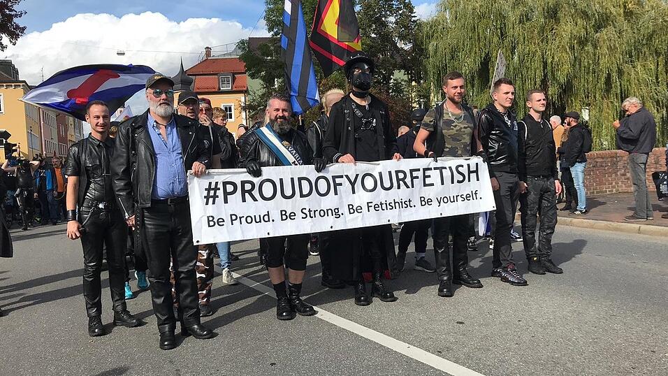 Knapp 2.000 Teilnehmer feierten am Samstag in Landhut den ersten Christopher-Street-Day Niederbayerns.