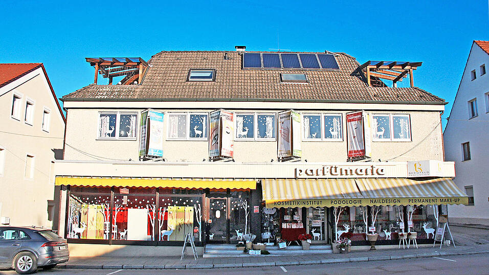 Seit über 40 Jahren ist die Parfümerie Bergfeld in Roding das Hauptquartier für Schönheit, Dekoration, Geschenke sowie unerschöpfliche Ideenschmiede. Seit über 40 Jahren ist die Parfümerie Bergfeld in Roding das Hauptquartier für Schönheit, Dekoration, Geschenke sowie unerschöpfliche Ideenschmiede.