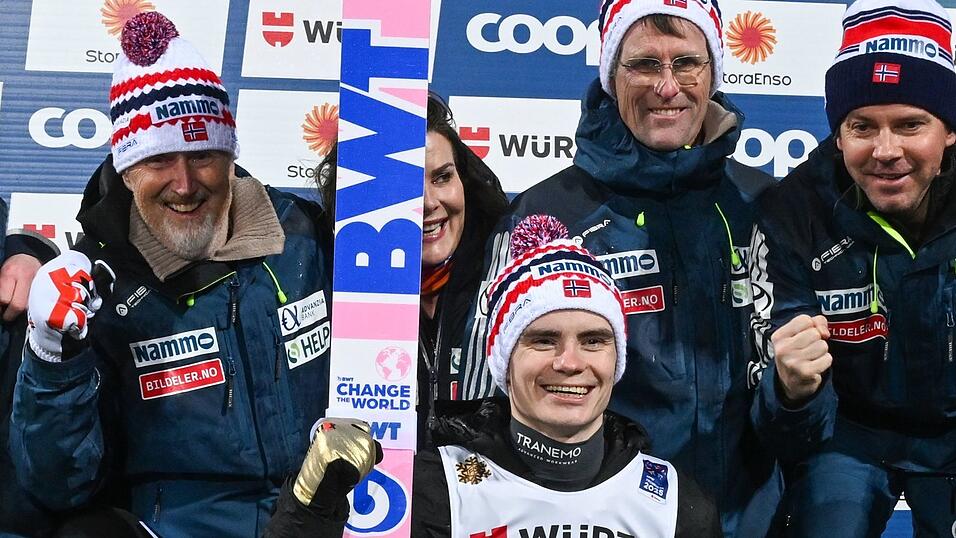 Sportdirektor Aalbu (l) beim Goldjubel auf der Normalschanze. Sportdirektor Aalbu (l) beim Goldjubel auf der Normalschanze.
