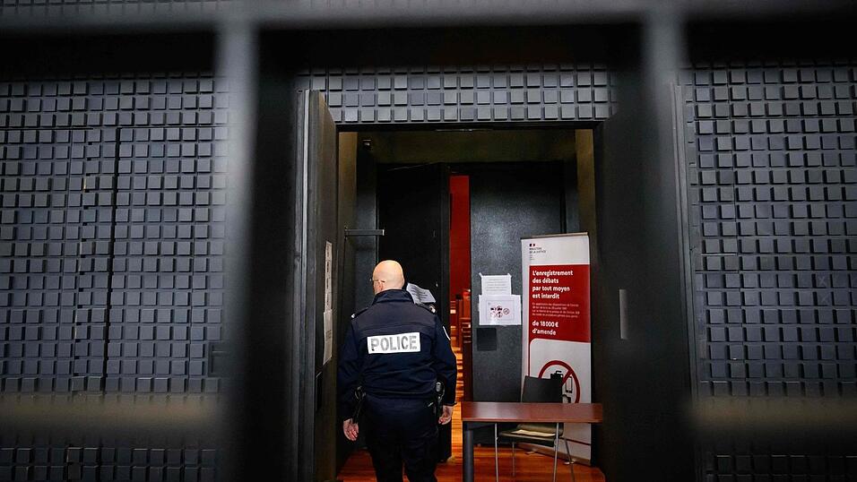 Der sogenannte Maskenmann hat vor Gericht in Frankreich bestritten, den kleinen Jonathan get&ouml;tet zu haben.