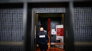 Der sogenannte Maskenmann hat vor Gericht in Frankreich bestritten, den kleinen Jonathan getötet zu haben. Der sogenannte Maskenmann hat vor Gericht in Frankreich bestritten, den kleinen Jonathan getötet zu haben.
