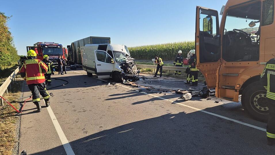 Die B20 musste für die Dauer der Bergung mehrere Stunden gesperrt werden. Die B20 musste für die Dauer der Bergung mehrere Stunden gesperrt werden.