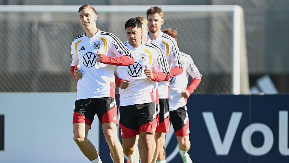 Nico Schlotterbeck (l) kommt nach seiner schweren WM-Verletzung langsam wieder in Form. Nico Schlotterbeck (l) kommt nach seiner schweren WM-Verletzung langsam wieder in Form.