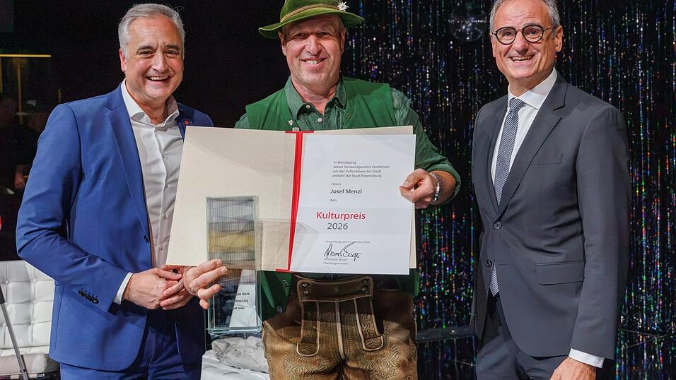 Oberb&uuml;rgermeister Thomas Burger (von links), Kulturpreistr&auml;ger Josef Menzl und Kulturreferent Wolfgang Dersch.