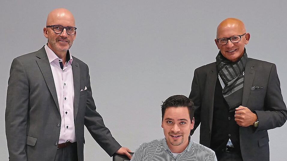 B&uuml;rgermeister Andreas Strau&szlig;, Philipp Buchta, Gesch&auml;ftsf&uuml;hrer der AWO Senioren und Pflege gGmbH und Georg Thurner, Vorsitzender des AWO Kreisverbands Landshut bei der Vertragsunterzeichnung.