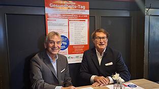 Prof. Dr. Horst Kunhardt und Apotheker Toni Fink erkl&auml;ren, was alles an den St&auml;nden geboten ist.