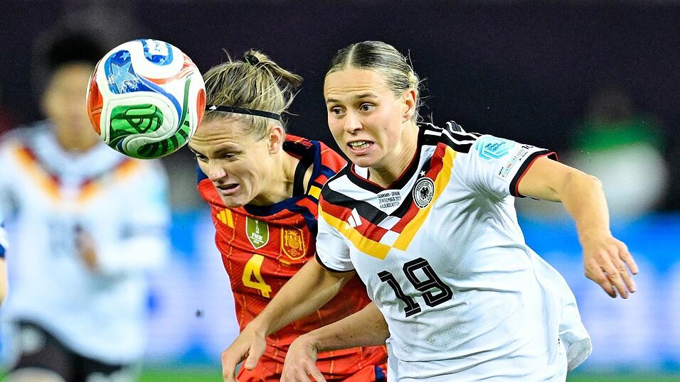 Kopf an Kopf: Tempodribblerin Klara Bühl (l) und Spaniens Innenverteidigerin Irene Paredes.