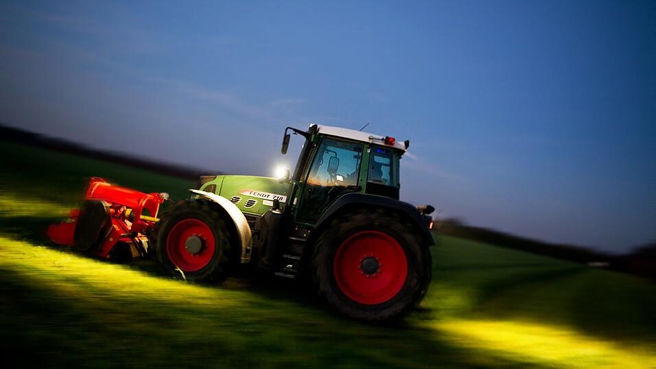 Im Landkreis Erding ist ein fünfjähriger Bub beim Spielen von einem Traktor eingeklemmt worden. Er wurde aber zum Glück nicht schwerer verletzt. (Symbolbild) Im Landkreis Erding ist ein fünfjähriger Bub beim Spielen von einem Traktor eingeklemmt worden. Er wurde aber zum Glück nicht schwerer verletzt. (Symbolbild)